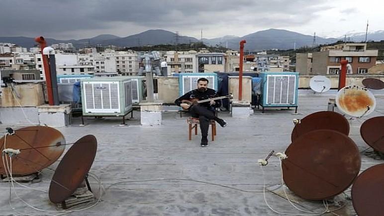 بالصور …موسيقيون إيرانيون يحولون أسطح منازلهم إلى مسارح عروض في ظل الحجر الصحي