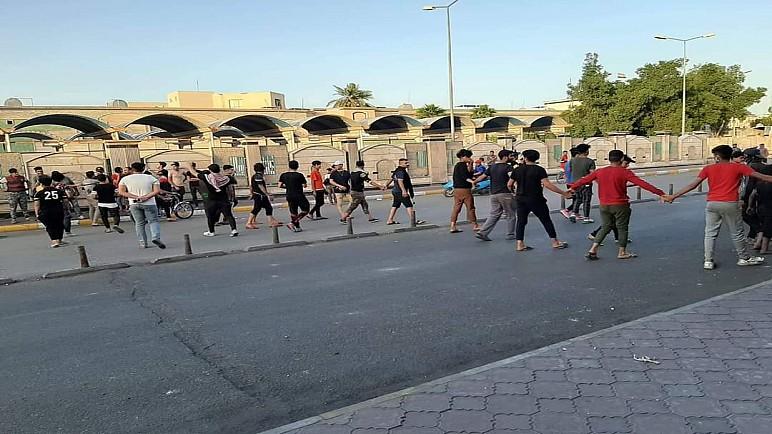 دروع بشرية من متظاهري ساحة الحبوبي لمنع الداعين لكسر حظر التجوال من الاحتكاك مع القوات الامنية