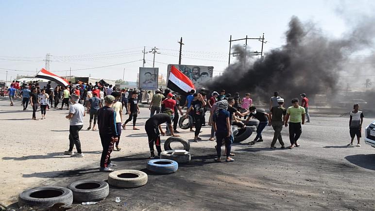 محتجون يقطعون طريق ناصرية ـ سوق الشيوخ احتجاجا على تردي تجهيز الكهرباء والخدمات