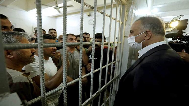 الكاظمي يزور سجن مطار المثنى للتأكد بنفسه من عدم وجود سجناء من المتظاهرين