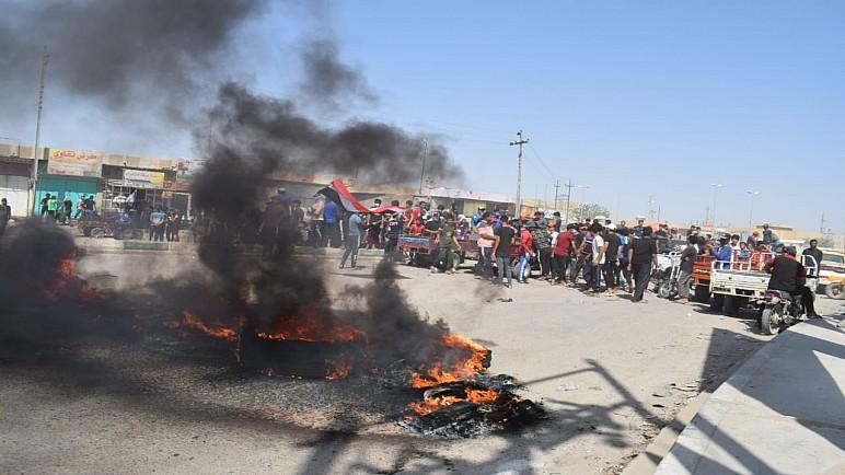بالصور.. متظاهرو سوق الشيوخ يقطعون الطريق مع الناصرية للمطالبة بإقالة قائممقام القضاء