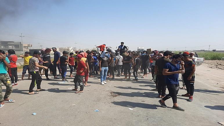 بالصور… محتجو قضاء النصر يقطعون الطريق الرابط بين ذي قار وواسط