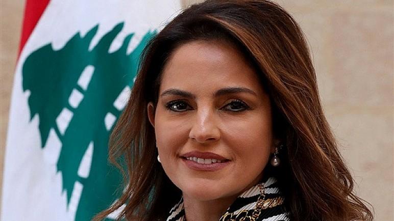 وزيرة الإعلام تعتذر للبنانيين وتعلن استقالتها من الحكومة